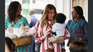 Melania Trump llega a Ghana, primera escala de su gira por África