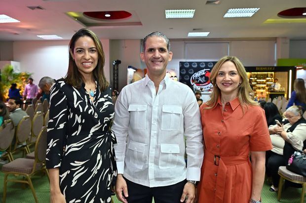 Melany Rodríguez, Manuel Sanwarzbartl y Karina Souffront.