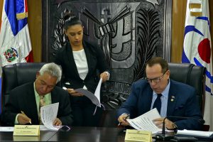 El ministro Isidoro Santana y el presidente de la Cámara, Hugo Álvarez Pérez, al firmar el acuerdo en el organismo auditor e investigador de las cuentas generales y particulares de la República.