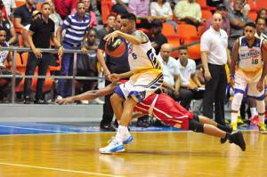 Leones de Santo Domingo mantienen su invicto al ganar 93-81 a los Titanes del DN