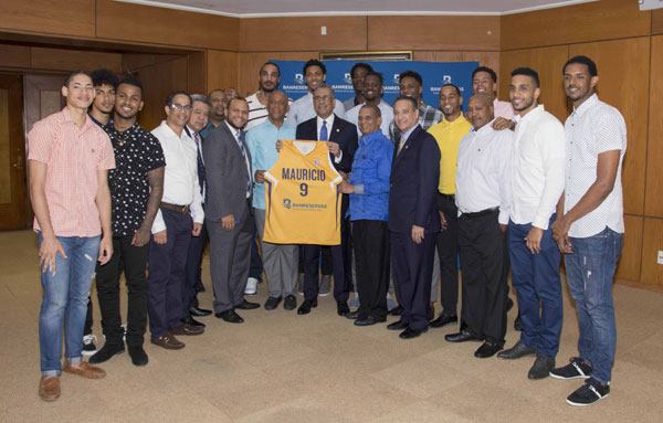 Lizardo Mézquita recibe camiseta del equipo Mauricio Báez