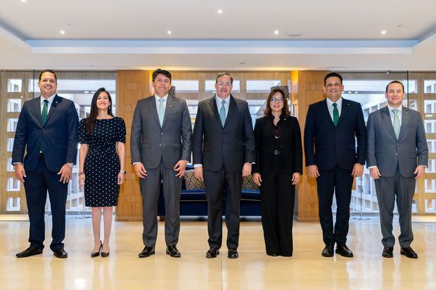 Michael Caraballo, Rosa Romero, Guillermo Mendez, Steven Puig, Josefina Navarro, Ariel Perez, Andres Abbott.