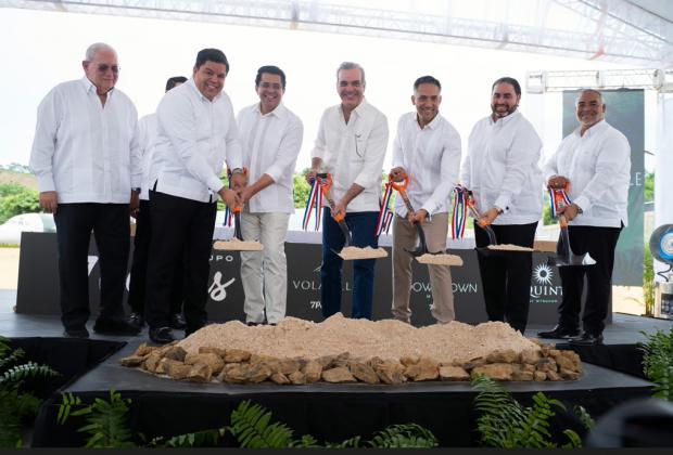 El presidente Abinader y el ministro de Turismo David Collado junto a los empresarios participantes