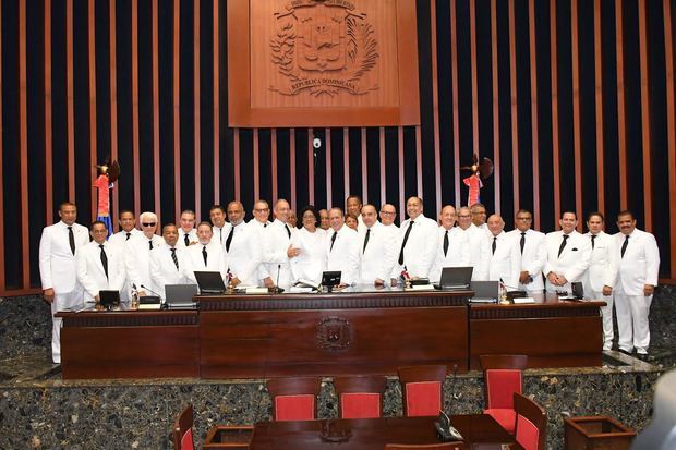 El Senado de la República dejó instalado este viernes su Bufete Directivo para el período legislativo 2019 - 2020.