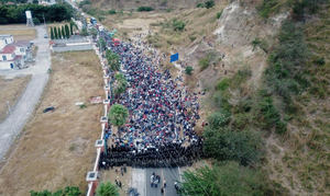 Guatemala contiene con fuerza una caravana migrante y bloquea el paso hacia México