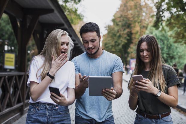 Millennials, los más confiados y los más vulnerables: 60 % ha sido víctima de engaños en línea.