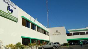 Ministerio de Salud clausura planta de agua y distribuidora de hielo en Villa Mella