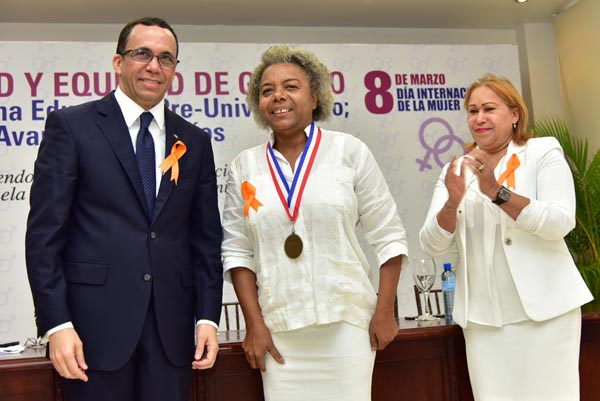 Homenaje con la Dirección de Equidad de Género y Desarrollo del Minerd 