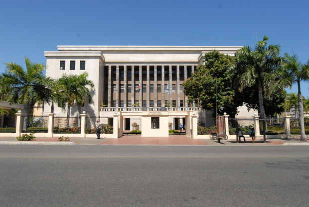 Fachada del Ministerio de Educación.