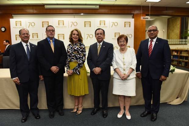 .- José Alcántara Almánzar, Fidel Munnigh, Clarissa de la Rocha, Héctor Valdez Albizu, Jeannette Miller y Ervin Novas Bello.