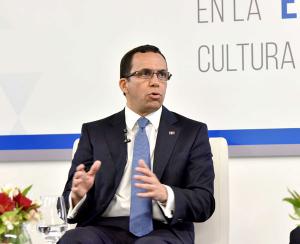 Ministro Navarro: uso de la tecnología en la escuela ayudará a la competitividad nacional