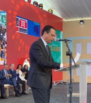 Ministro de Educación pide a maestros a poner la enseñanza por encima de intereses
 