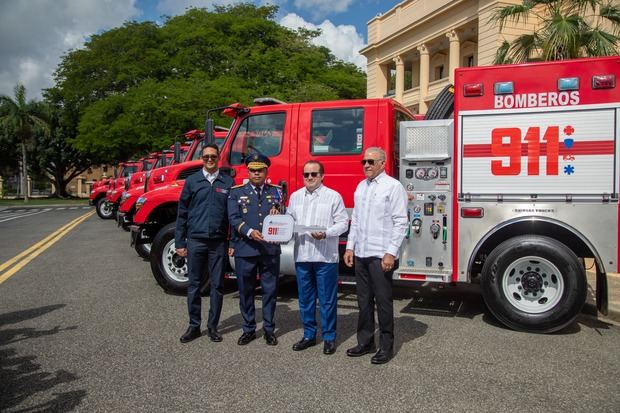 MINPRE y Sistema 911 entregan 12 nuevos camiones de bomberos para fortalecer la capacidad de respuesta a emergencias