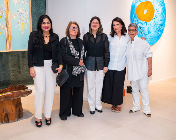 Miriam Calzada, Marianne de Tolentino, Ginny Taulé, Inés Tolentino y Mayra Johnson.