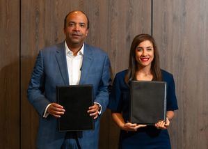 Samuel Pereyra, presidente de Fundación Refidomsa, y María Esperanza Haché, representante legal de Fundación Yo También Puedo, tras la firma del acuerdo de colaboración mediante el cual ambas instituciones unen esfuerzos para ampliar oportunidades de inclusión, desarrollo y bienestar para personas con discapacidad.