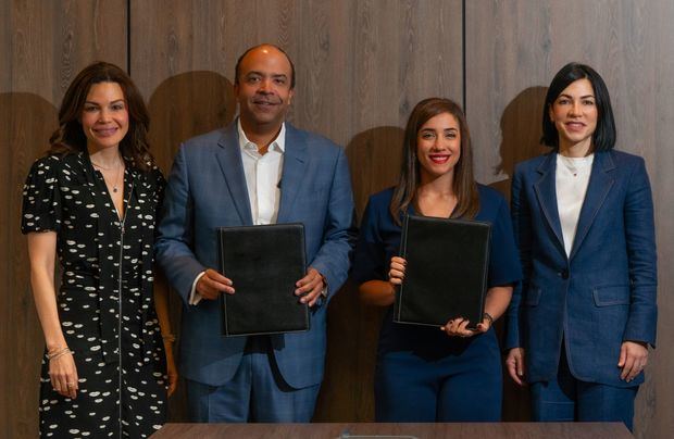 Fundación Refidomsa y Fundación Yo También Puedo formalizan su acuerdo de colaboración para impulsar iniciativas de inclusión y desarrollo dirigidas a personas con discapacidad. En la imagen, Noelia García de Pereyra, Samuel Pereyra, María Esperanza Haché y Sabrina Andújar.