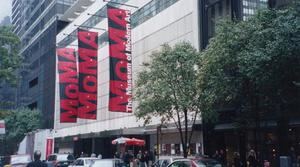Más de 30 artistas piden al MoMA que corte lazos con empresas controvertidas