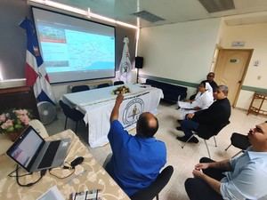 Mon Morel Diplán recibe explicaciones sobre la gestión de la Pastoral de la Salud.