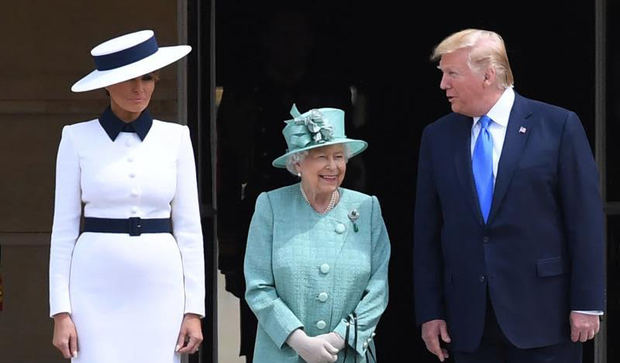 La reina Isabel II de Inglaterra recibe al presidente de los Estados Unidos, Donald Trump, y a su mujer, Melania Trump, en el Palacio de Buckingham en Londres (Reino Unido), este lunes.

