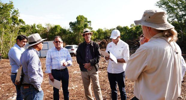 Gustavo Montalvo junto a comisión 'evalúa' construcción proyecto Leaf Bayahibe.