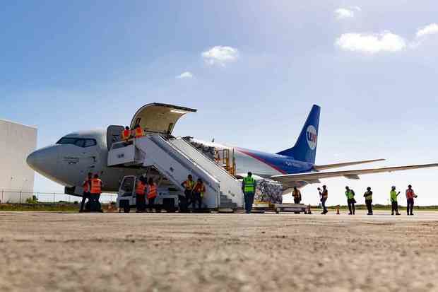 Movimiento de carga tras la llegada del carguero a las instalaciones del Punta Cana Air Cargo HUB.