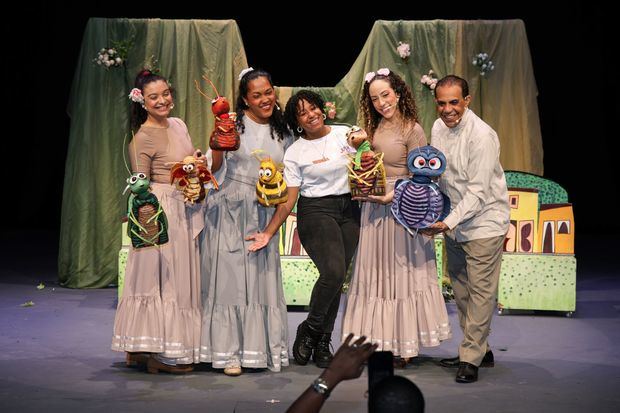 El elenco de la obra 'Cantares de Cigarra' del Teatro Cúcara-Mácara.