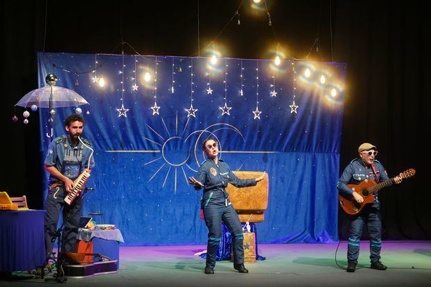 En escena el músico Francisco Javier y los actores Leticia Bortoletto y Claudio Rojas de la agrupación Teatro de la Poesía.