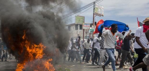 Asesinan y queman a dos periodistas en Haití.