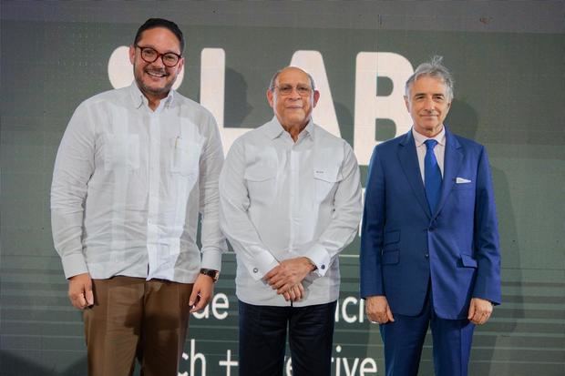 Mtro. José Altagracia Hazim Torres, Rector de la UCE_ Ministro de Educación Superior, Ciencia y Tecnología, Rafael Santos Badía y S.E Raúl Fuentes Milani, Embajador de la Uni.