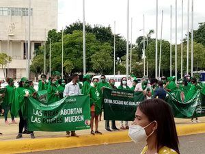 Mujeres exigen frente al Congreso la despenalización del aborto en 3 causales