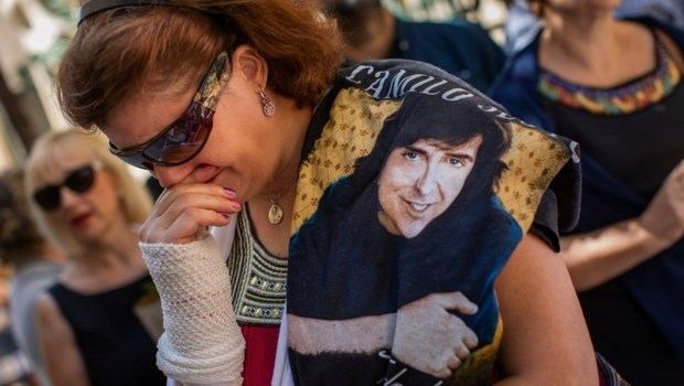 Más de un millar de personas, entre anónimos y famosos, dijo adiós a Camilo Sesto este lunes en la capilla ardiente instalada en la madrileña sede de la Sociedad General de Autores y Editores, SGAE.