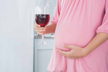 Mujeres creen que si beben alcohol durante embarazo sus hijos nacerán limpios.