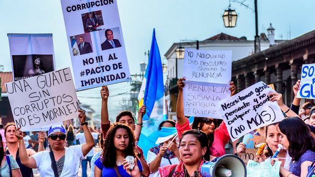 Mujeres se manifiestan contra corrupción en la región.