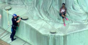Mujer trepó Estatua de la Libertad en protesta por política migratoria