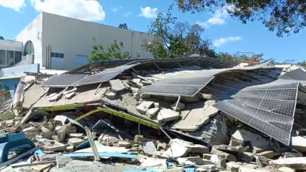 Foto de archivo donde se muestra el derrumbe y escombros del edificio que albergaba la empresa R & S Multi Muebles, S.R.L.