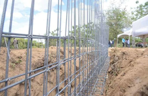 Abinader declara de utilidad pública franja de 200 metros para construir muro
