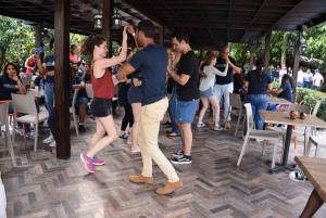 Músicos alemanes bailan al compás del merengue de la escuela de música típica Ñico Lora