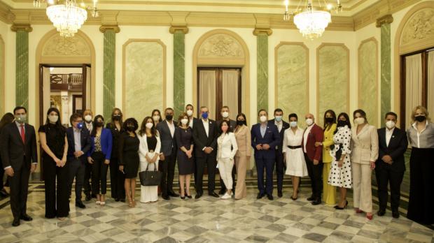 Luis Abinader y Raquel Peña junto a comunicadores dominicanos durante un encuentro realizado en el Palacion Nacional.