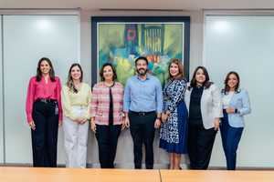 La Superintendencia de Pensiones rinde homenaje a doña Persia Álvarez, pionera en la dirección de la institución