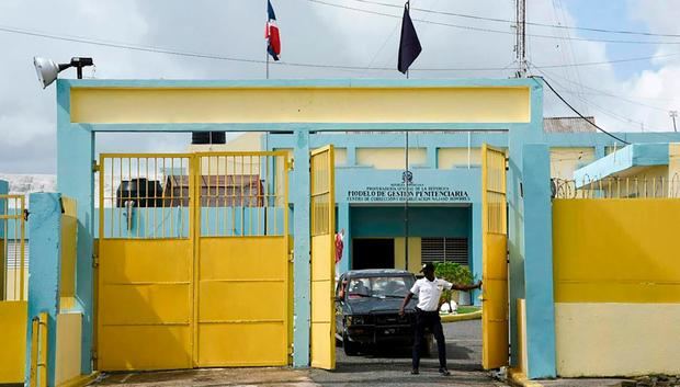 Autoridades buscan a tres presos que se fugaron de centro en Dajabón.