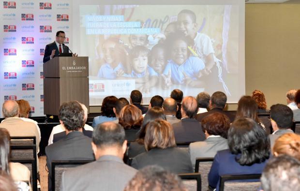 El ministro Andrés Navarro durante presentación del informe