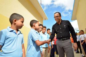 Ministro de Educación felicita a los estudiantes en su día