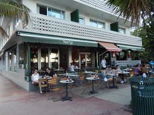 Cierra el histórico News Cafe de Miami Beach, favorito de Gianni Versace