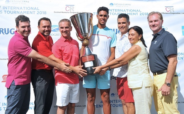 Olivares al recibir la copa