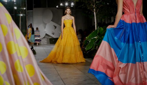 Carolina Herrera recrea un jardín de brillos y colores en la semana de moda de Nueva York
