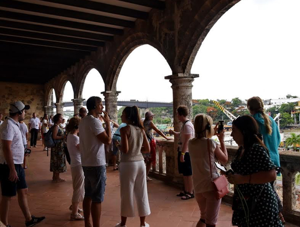 En el segundo nivel del Museo Alcázar de Colón, los visitantes observan la vista panorámica del Puerto San Diego.