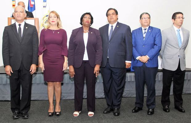 A la izquierda, Pedro Rodríguez Montero, presidente del Colegio de Notarios; Laura Sánchez, secretaria general; Rhina Asencio, tesorera; Jhon Richard Paniagua, vicetesorero; Luís Rafael Vilchez Marranzini, asesor; Manuel Olivero Rodríguez, vicepresidente y Marcelino de la Cruz, vocal.