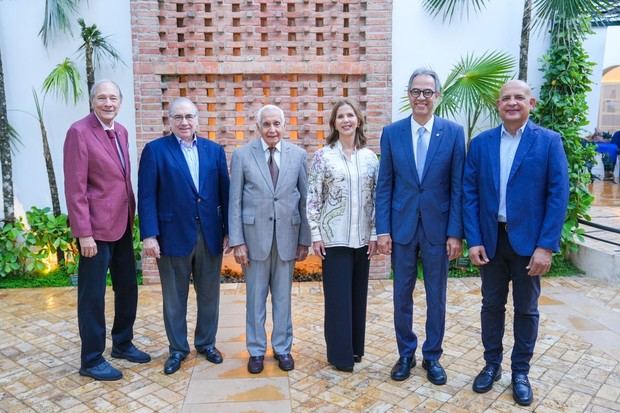De izquierda a derecha, los señores Geo Ripley, Manuel García Arévalo,
Abelardo Jiménez, Carmen Rita Cordero, José Mármol y José Enrique Delmonte.