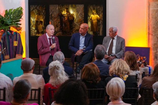 La exposición estuvo a cargo de los señores Geo Ripley y Abelardo Jiménez
con la moderación de José Enrique Delmonte.