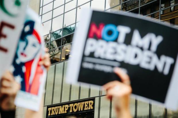 Nueva York recibe a Trump con protestas y entre grandes medidas de seguridad